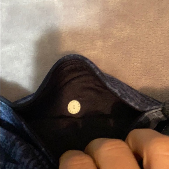 Lulu size 6. EUC. Crop - Picture 3 of 5